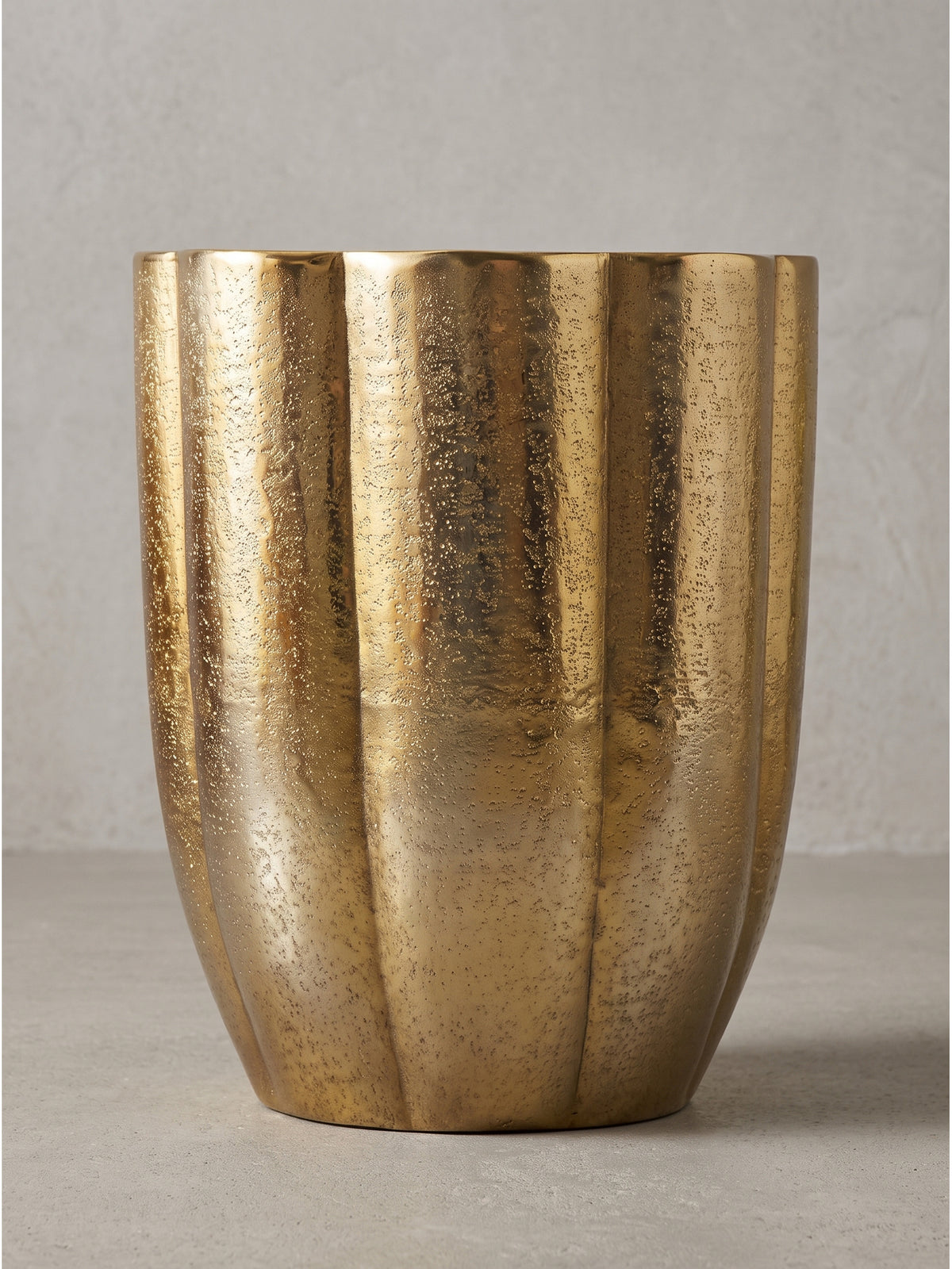 Goldener Anstelltisch im Art Deco Stil 50cm hoch mit strukturierter Oberfläche im Profil_