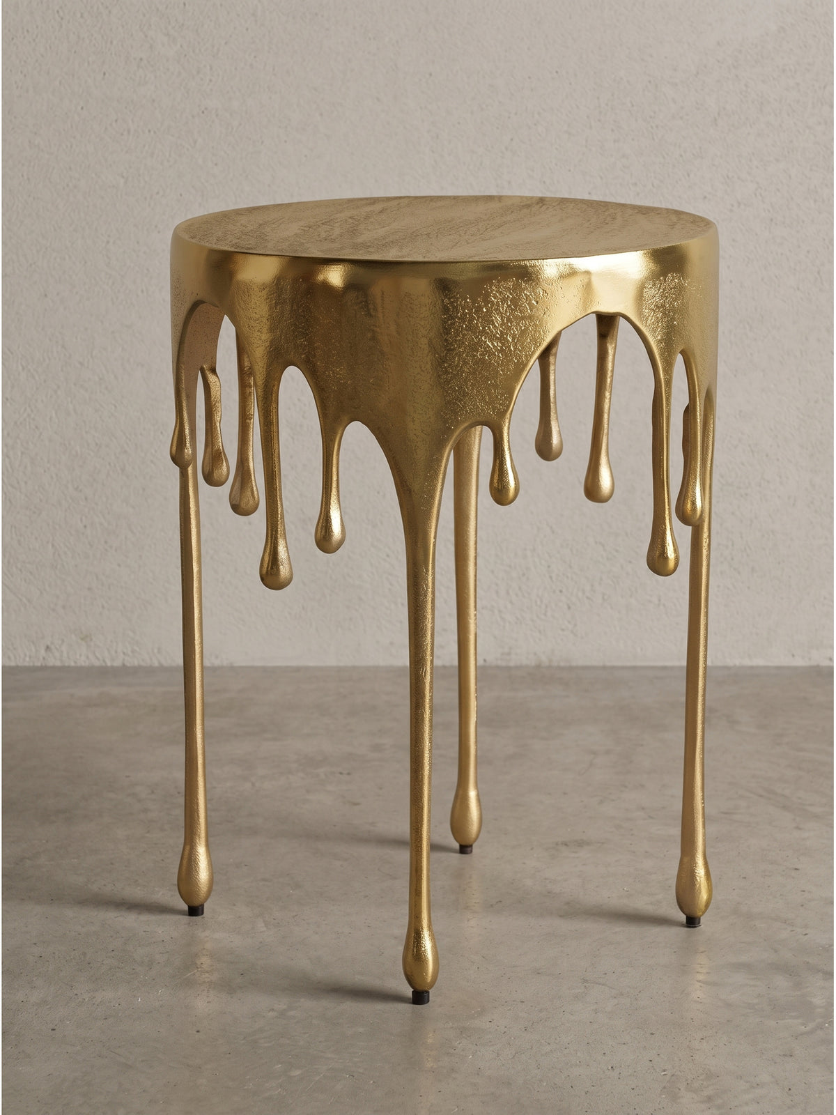 Runder Beistelltisch aus Aluminium in Gold 43x56 cm im surrealistischen Drip Design freigestellt auf weiß_