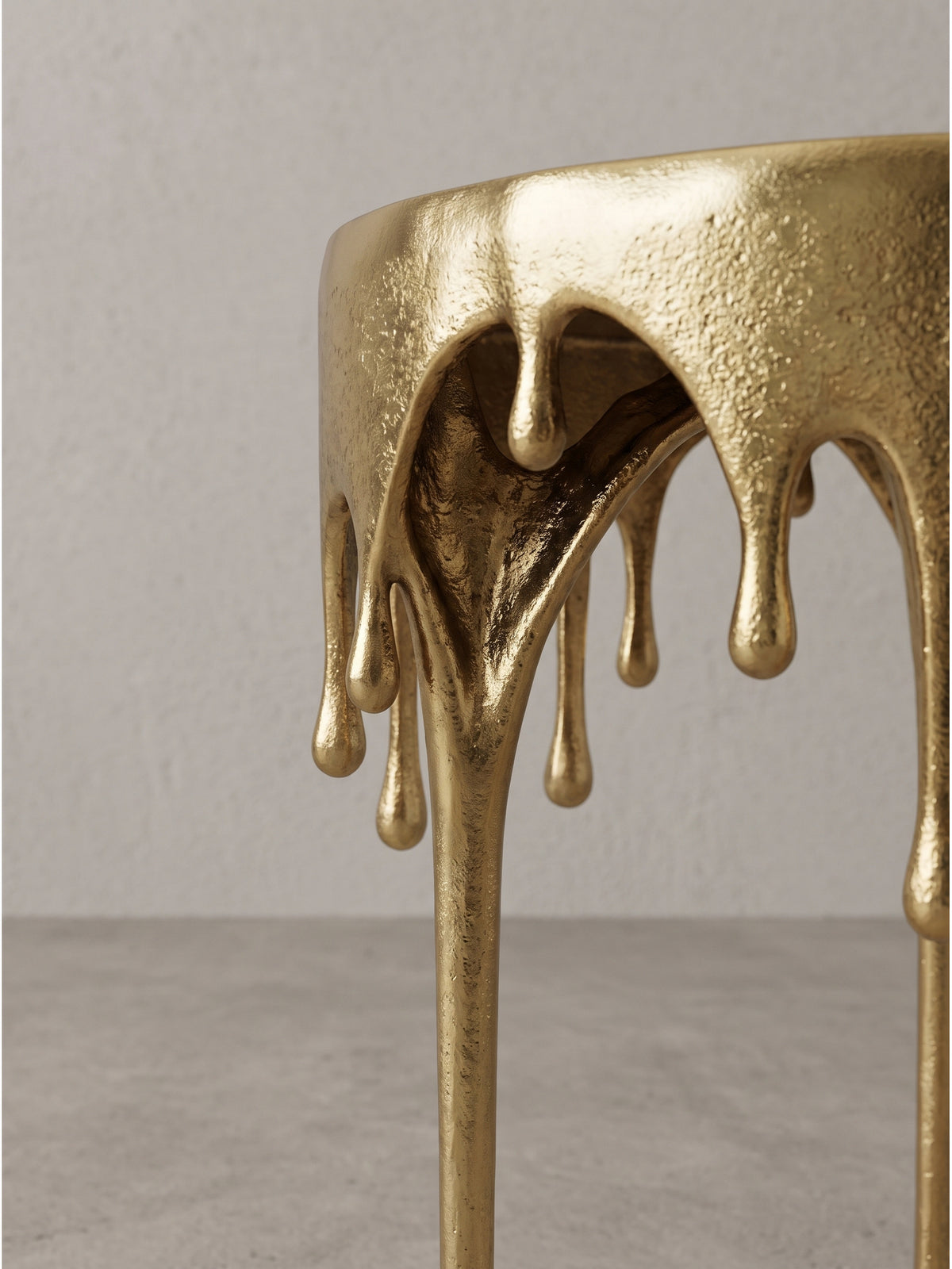 Extravaganter Beistelltisch aus Metall goldfarben mit strukturierter Oberfläche und vier Standbeinen_