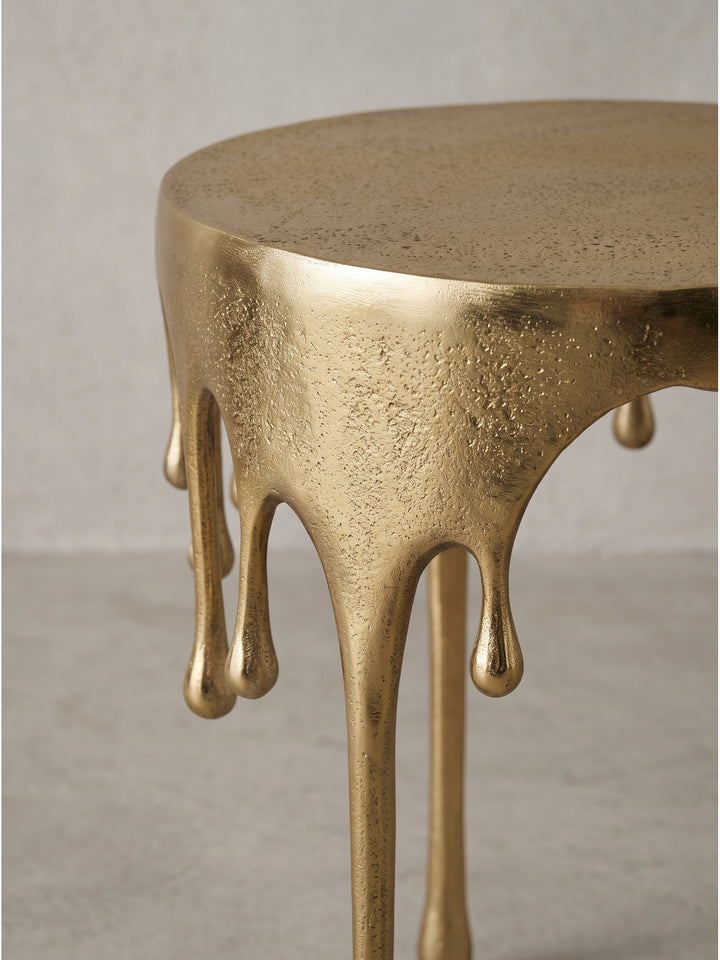 Luxuriöser Wohnzimmertisch im Tropfen Design Gold 43x56 cm freigestellt als dekorativer Blickfang_