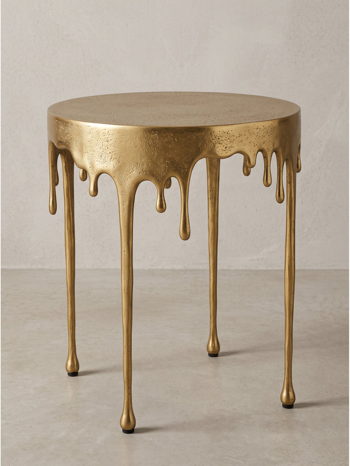 Nahaufnahme der tropfenförmigen Beine und gummierten Füße des goldenen Couchtisches aus Aluminium_