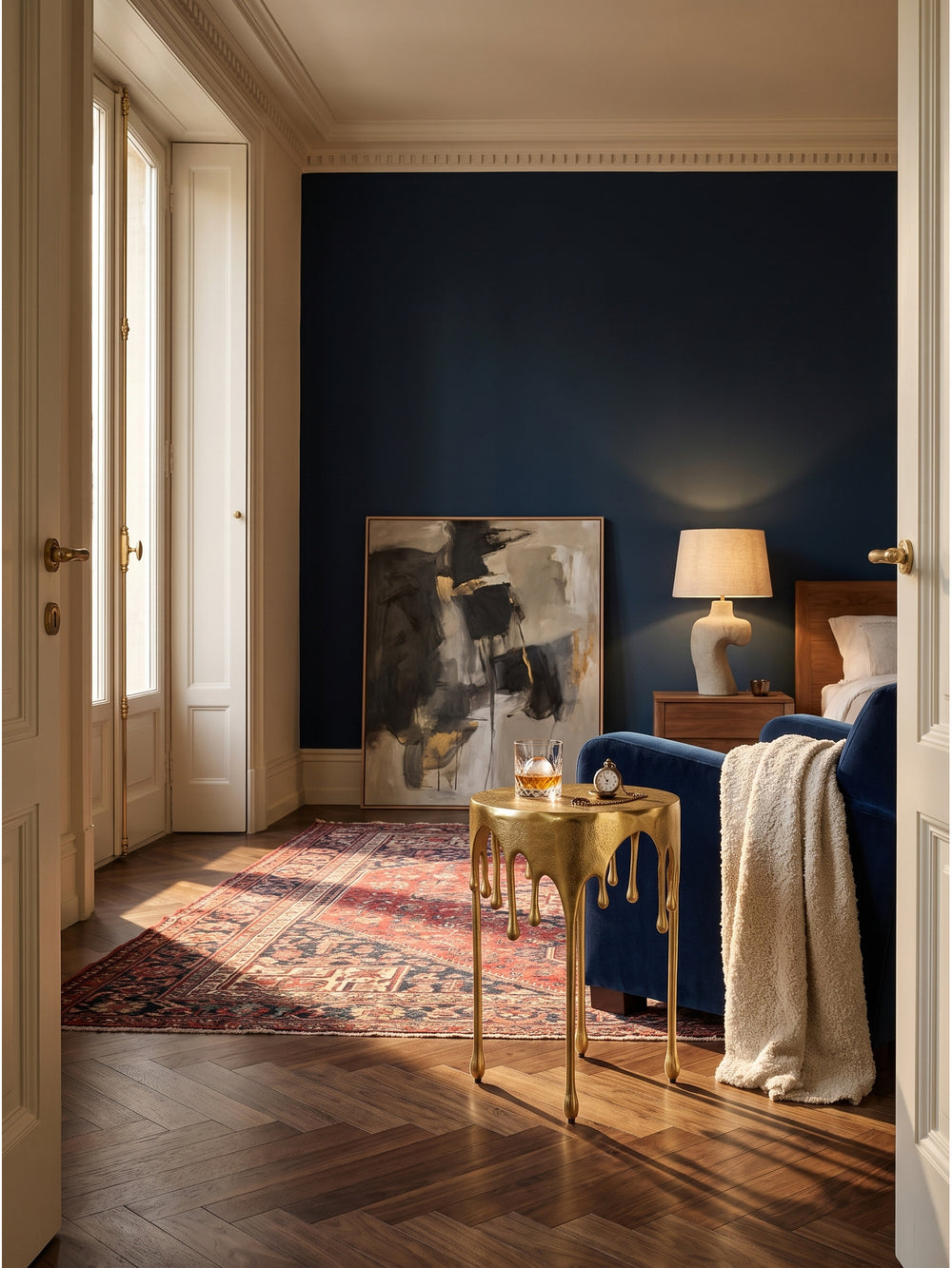 Skulpturaler Beistelltisch aus goldenem Aluminium im Art-Deco Wohnzimmer neben Samtsessel vor mitternachtsblauer Wand_