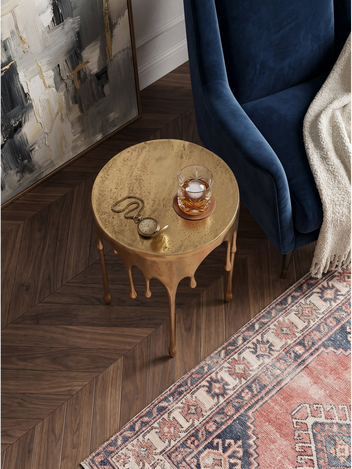 Runder Couchtisch mit Schmelzoptik in Gold von oben gesehen arrangiert auf dunklem Seidenteppich