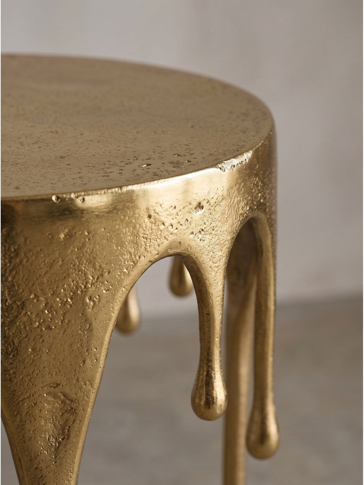 Makroaufnahme der strukturierten goldenen Aluminiumoberfläche des Designer Tisches mit antikem Finish_