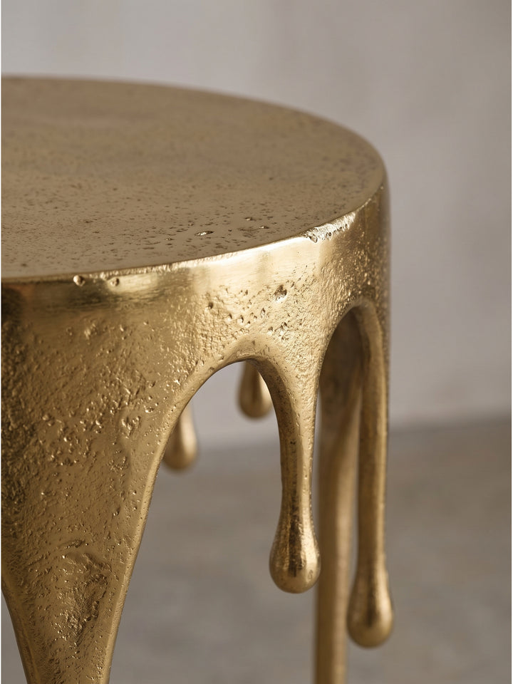 Makroaufnahme der strukturierten goldenen Aluminiumoberfläche des Designer Tisches mit antikem Finish_