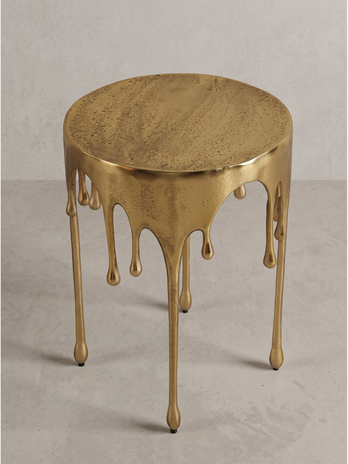 Goldener Metalltisch mit tropfenförmigen Beinen 43cm Durchmesser schräg von vorne vor neutralem Hintergrund