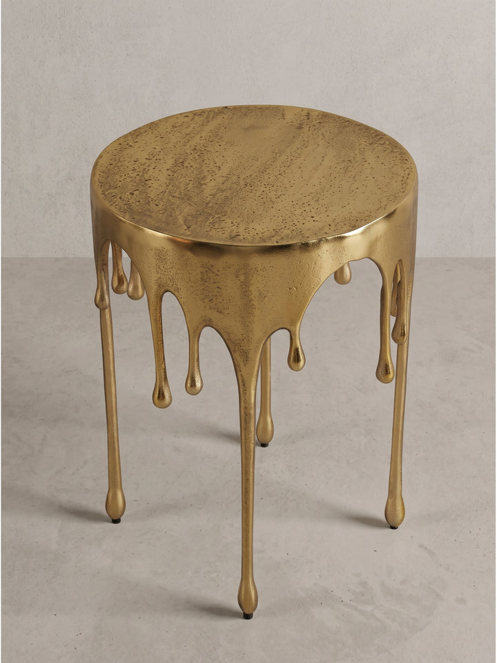 Goldener Metalltisch mit tropfenförmigen Beinen 43cm Durchmesser schräg von vorne vor neutralem Hintergrund_