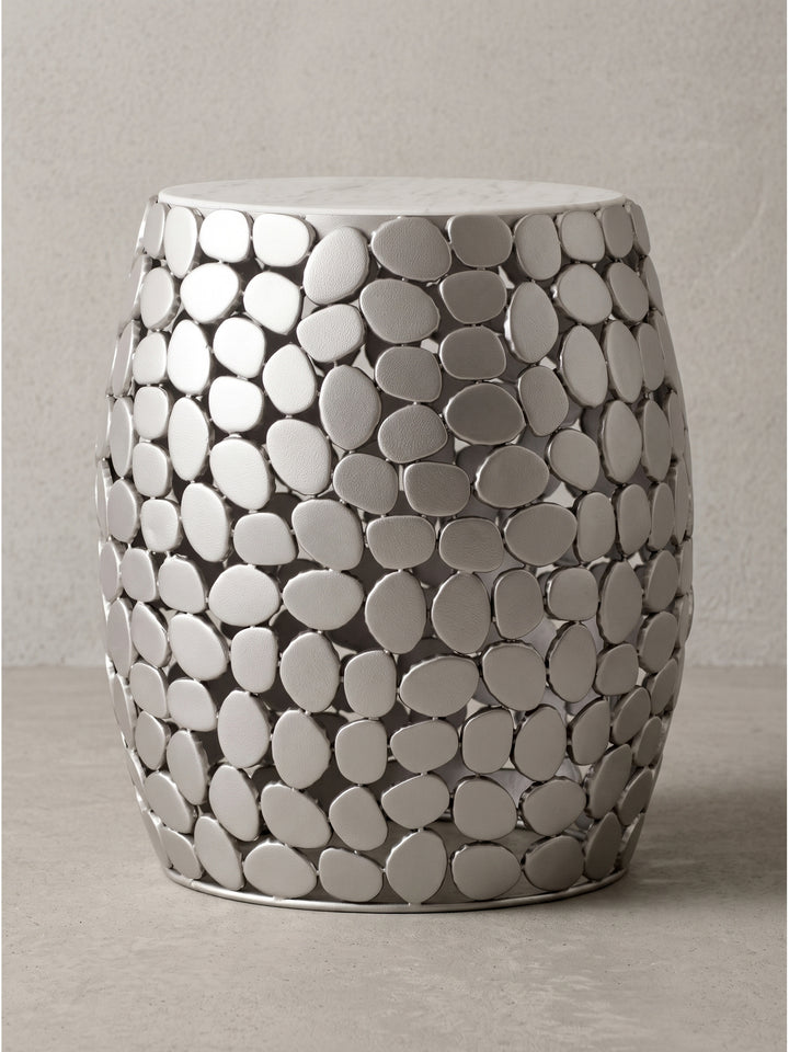 Runder Design Beistelltisch L:40cm x B:40cm x H:46cm aus silbernem Aluminium und weißem Marmor freigestellt_