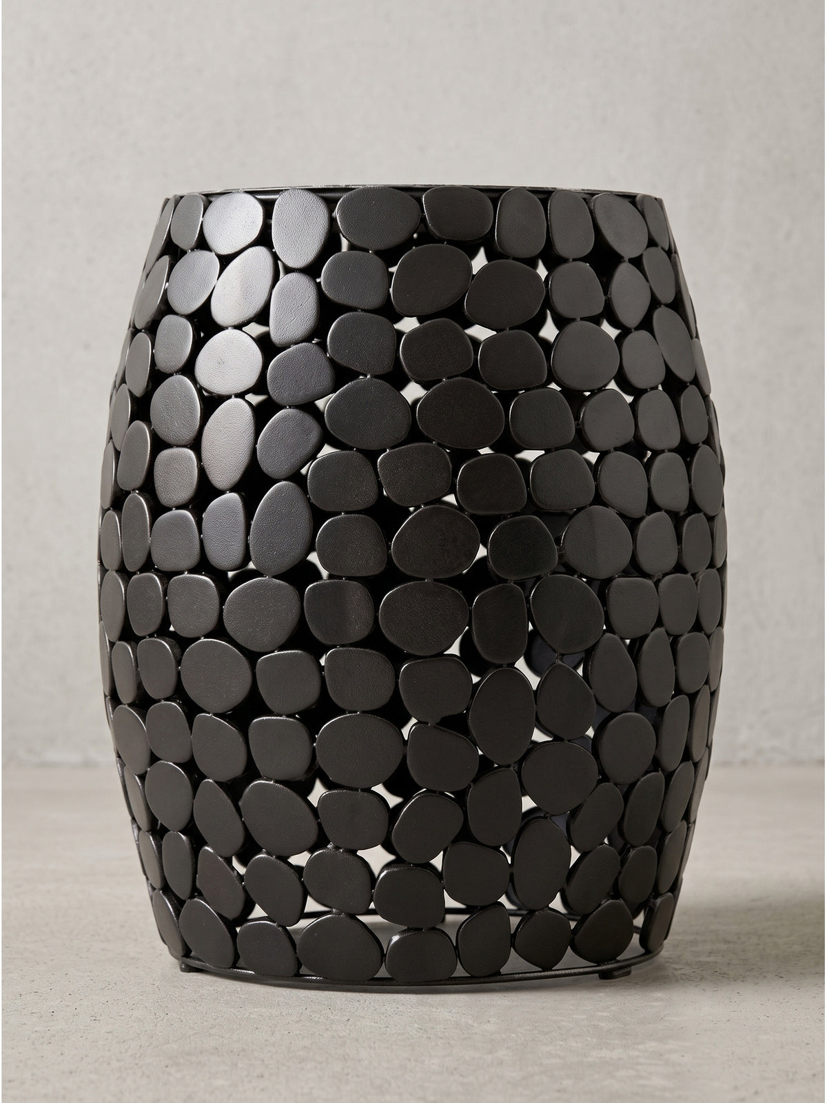 Extravaganter Metalltisch mit dunkler Marmoroberfläche und skulpturaler Gitterstruktur für das minimalistische Interieur_