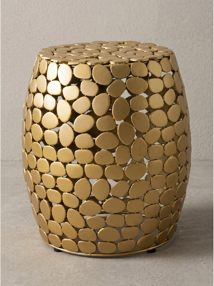 Runder Beistelltisch aus massivem Aluminium in strahlendem Gold mit 40 cm Durchmesser freigestellt._