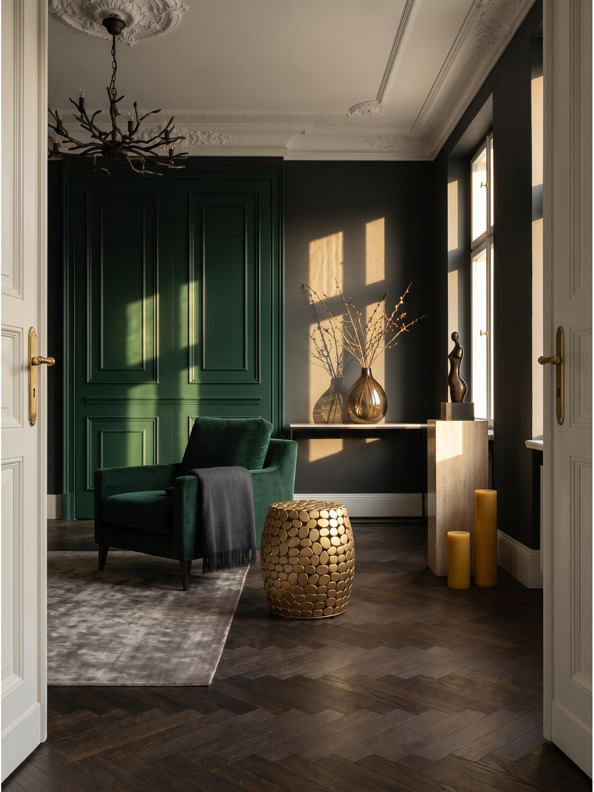 Skulpturaler Beistelltisch aus goldenem Aluminium im luxuriösen Art-Deco Wohnzimmer vor dunkelgrüner Wandvertäfelung._