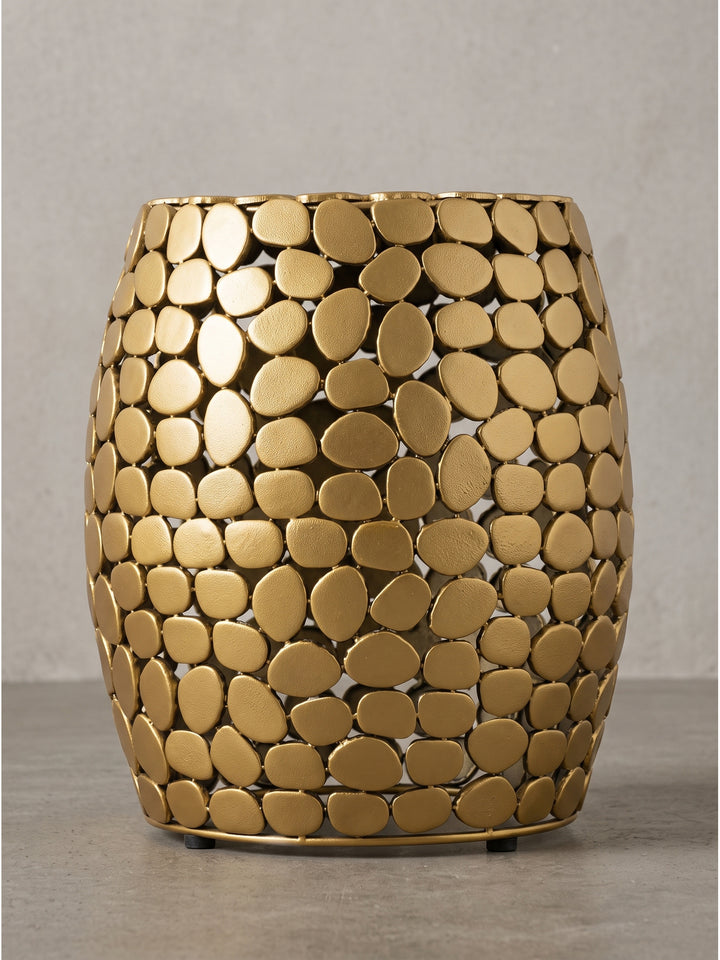 Seitenansicht des fassförmigen Aluminium-Couchtisches in Gold mit einer exakten Höhe von 46 cm._