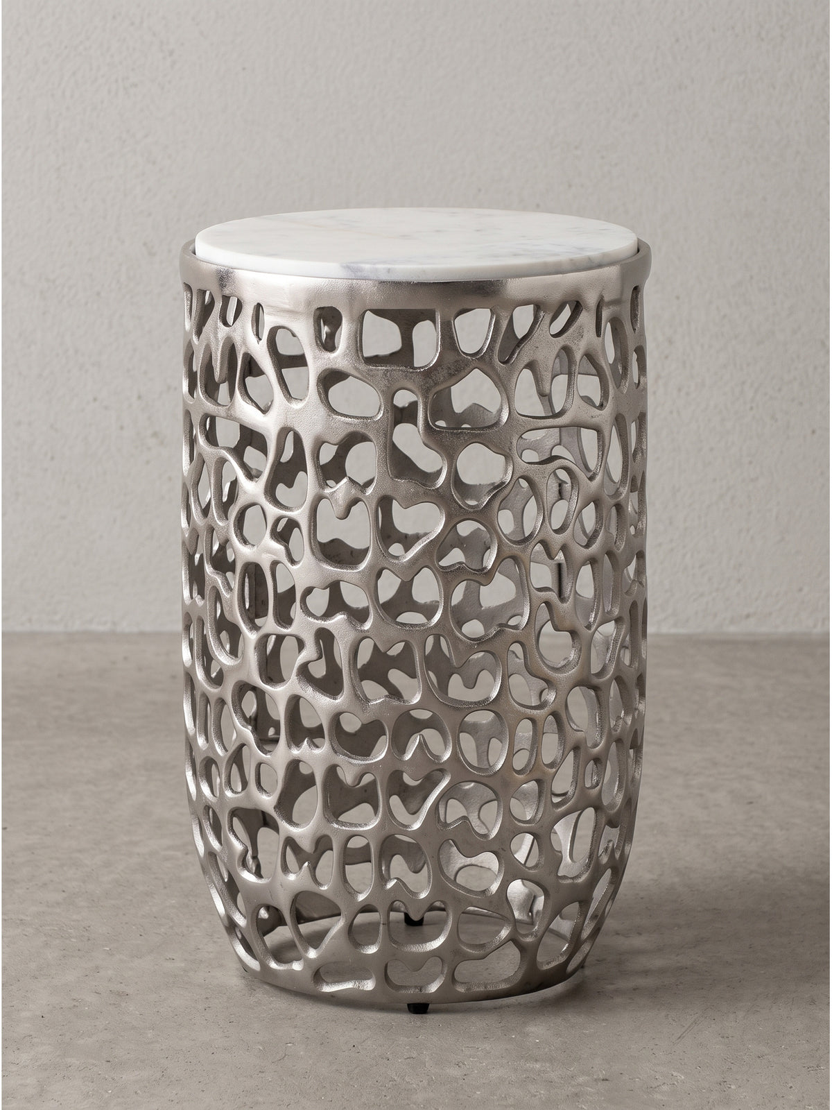 Runder Beistelltisch 30x50 cm mit massivem Marmor und aufwendig durchbrochenem Aluminiumgestell in Silber_