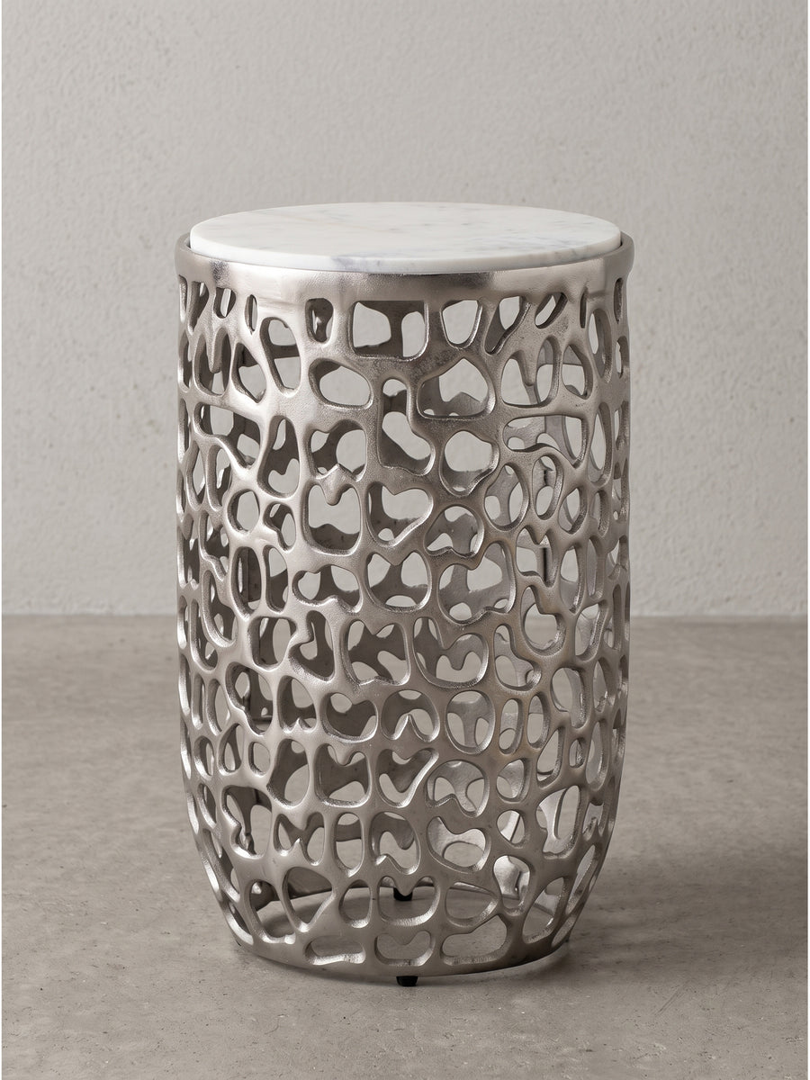 Runder Beistelltisch 30x50 cm mit massivem Marmor und aufwendig durchbrochenem Aluminiumgestell in Silber_