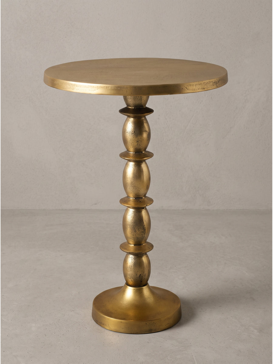 Vorderansicht des eleganten Beistelltisches aus massivem Aluminium in Gold mit rundem Fuß und markantem Design_