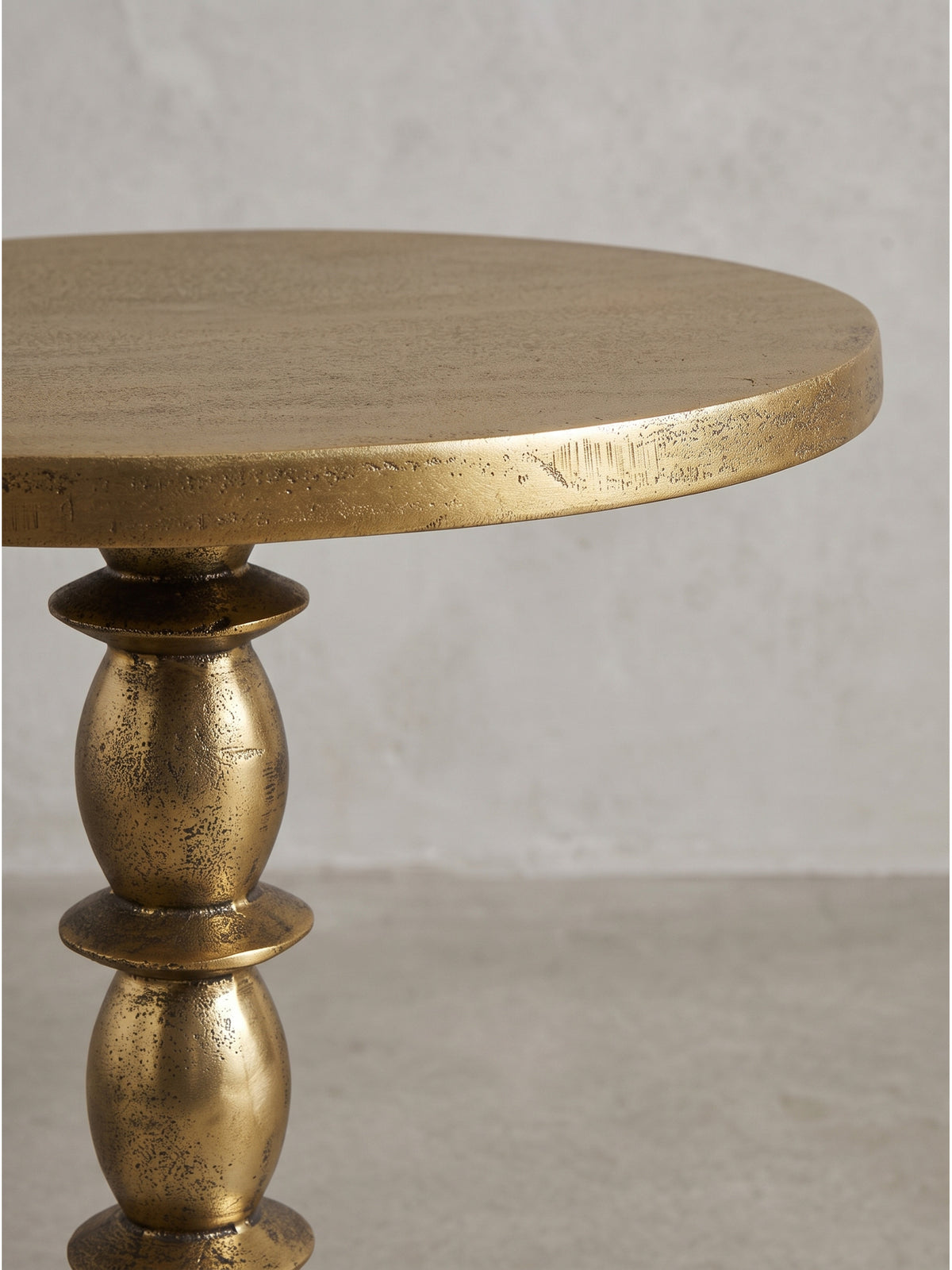 Gesamtansicht des stilvollen Gold-Tisches als luxuriöser Hingucker für eine klassische oder opulente Einrichtung_