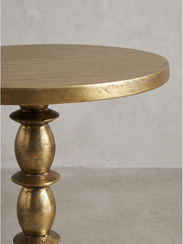 Gesamtansicht des stilvollen Gold-Tisches als luxuriöser Hingucker für eine klassische oder opulente Einrichtung_