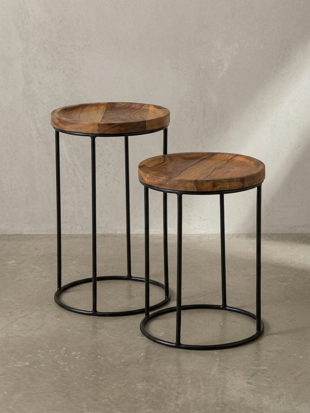 Seitenansicht der unterschiedlich hohen Satztische mit 54 cm und 43 cm Höhe zur perfekten Platzierung neben dem Wohnzimmersofa.