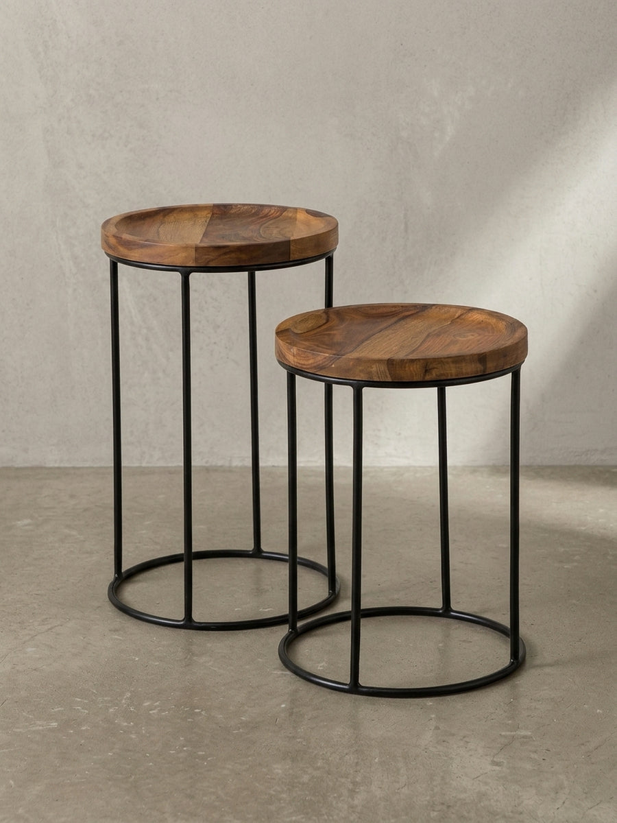 Seitenansicht der unterschiedlich hohen Satztische mit 54 cm und 43 cm Höhe zur perfekten Platzierung neben dem Wohnzimmersofa._