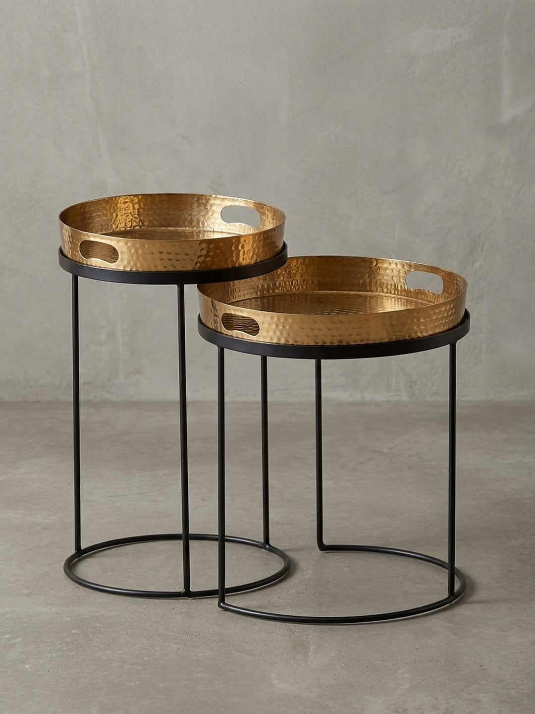 Schräge 3/4-Ansicht des Beistelltisch-Sets, das die unterschiedlichen Höhen (53cm und 45cm) und die schlanke Silhouette der schwarzen Metallbeine hervorhebt._