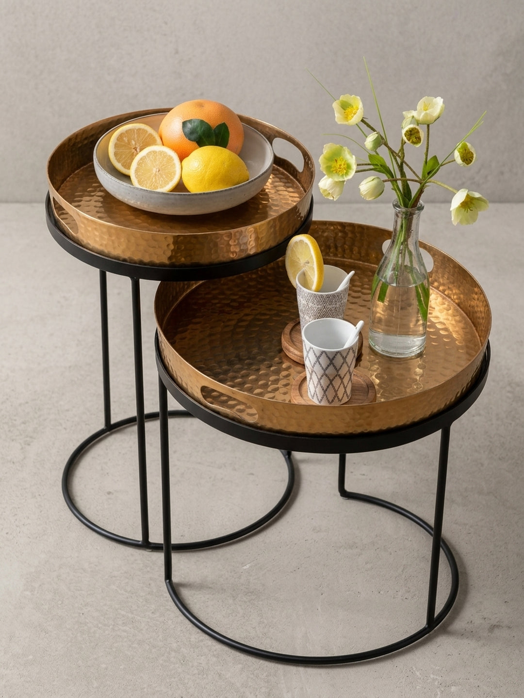 Alternatives Studioporträt des 2er-Set Sofatisches, bei dem der höhere Tisch (H: 53cm) vor dem niedrigeren (H: 45cm) platziert ist, um die Vielseitigkeit zu zeigen._