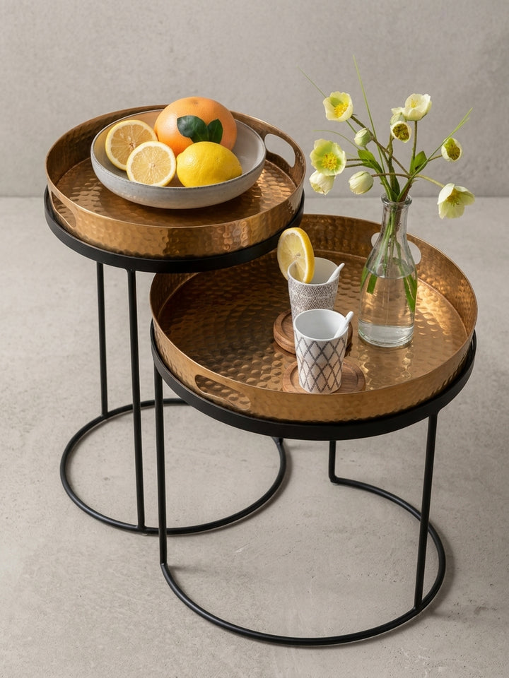 Alternatives Studioporträt des 2er-Set Sofatisches, bei dem der höhere Tisch (H: 53cm) vor dem niedrigeren (H: 45cm) platziert ist, um die Vielseitigkeit zu zeigen._
