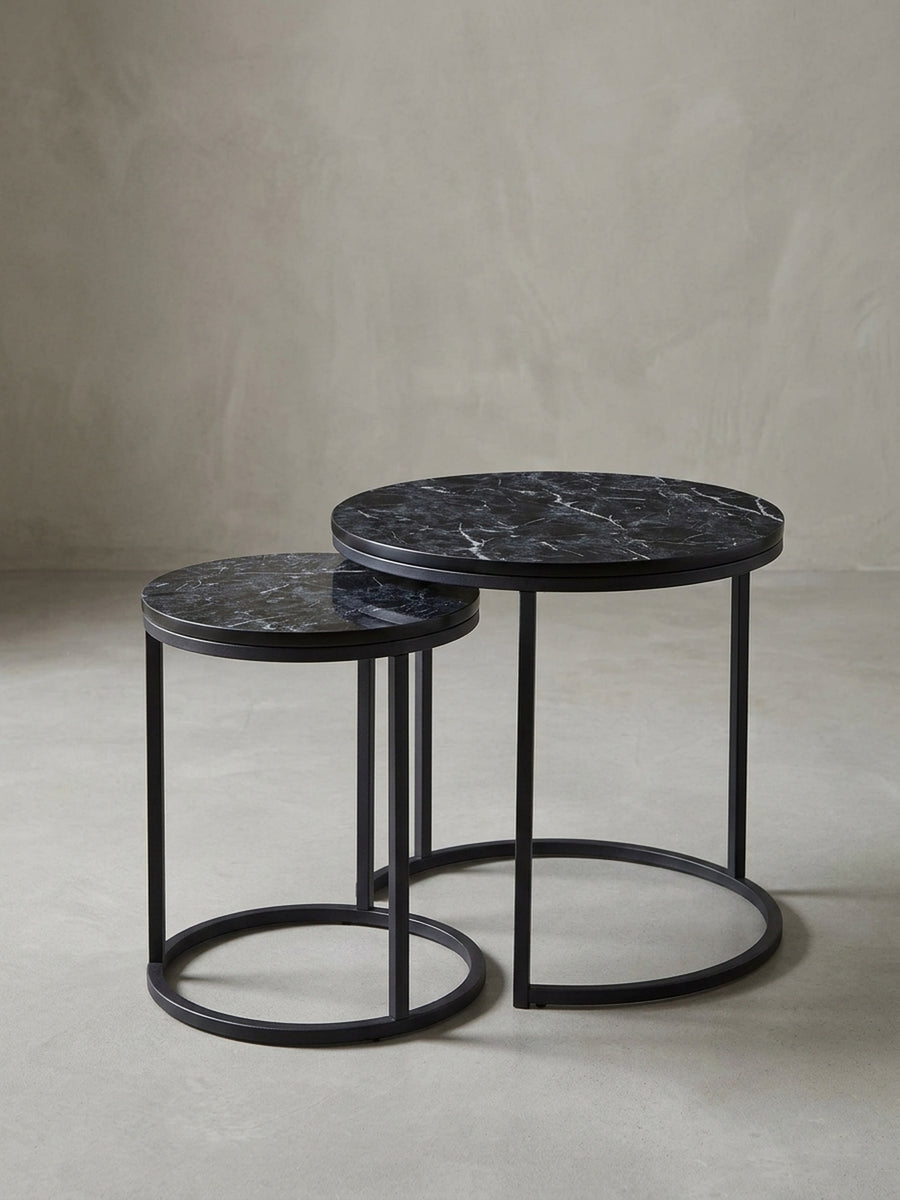 Runder Beistelltisch im Profil, der die Höhe von 45 cm und das minimalistische Design des Metallgestells zeigt. Ideal als kleiner Wohnzimmertisch neben der Couch._