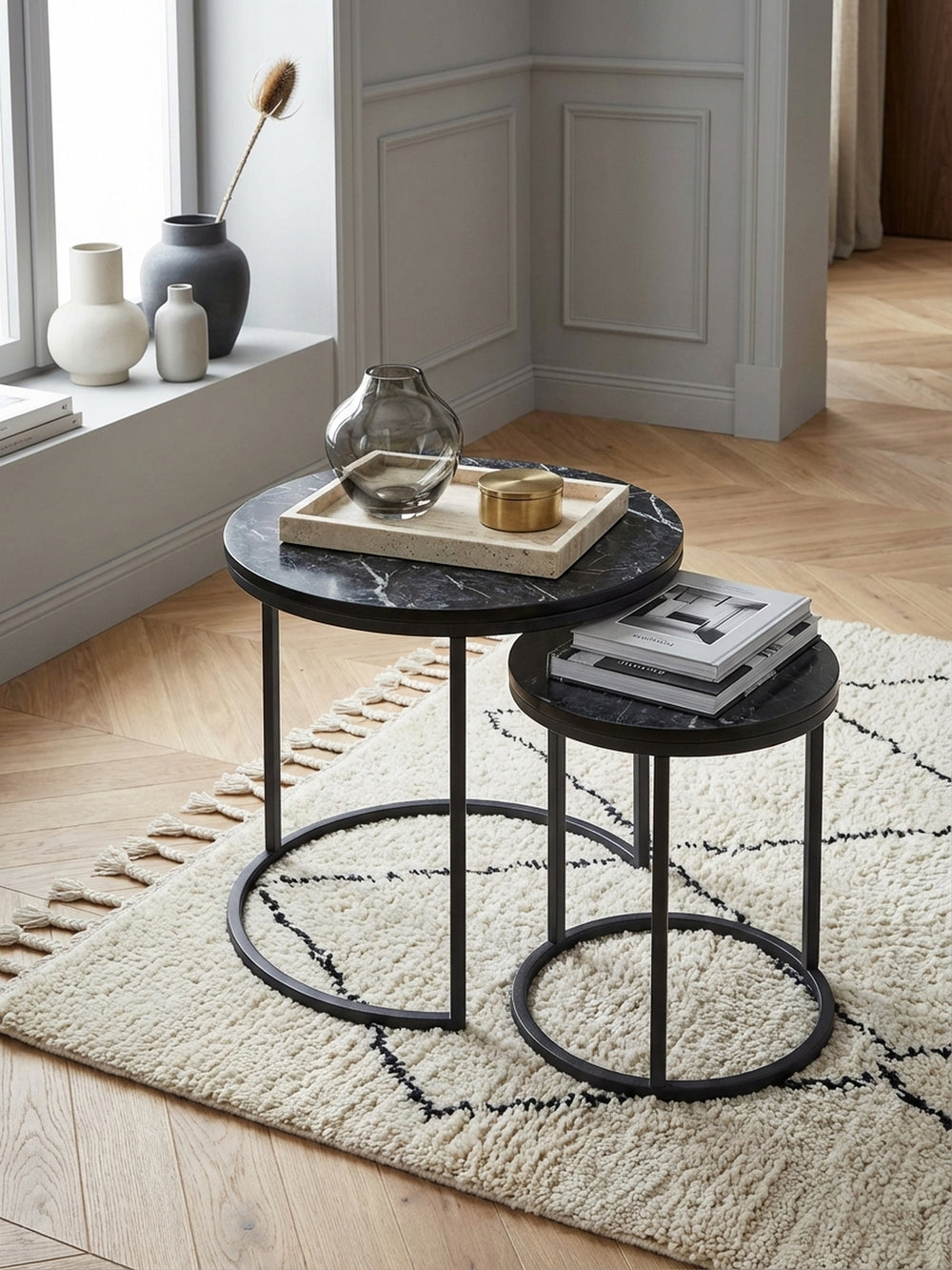 Satztisch 2er Set aus der Vogelperspektive, zeigt die runde Form und wie der kleinere Tisch unter den größeren passt. Perfekt als flexibler Couchtisch für kleine Räume._