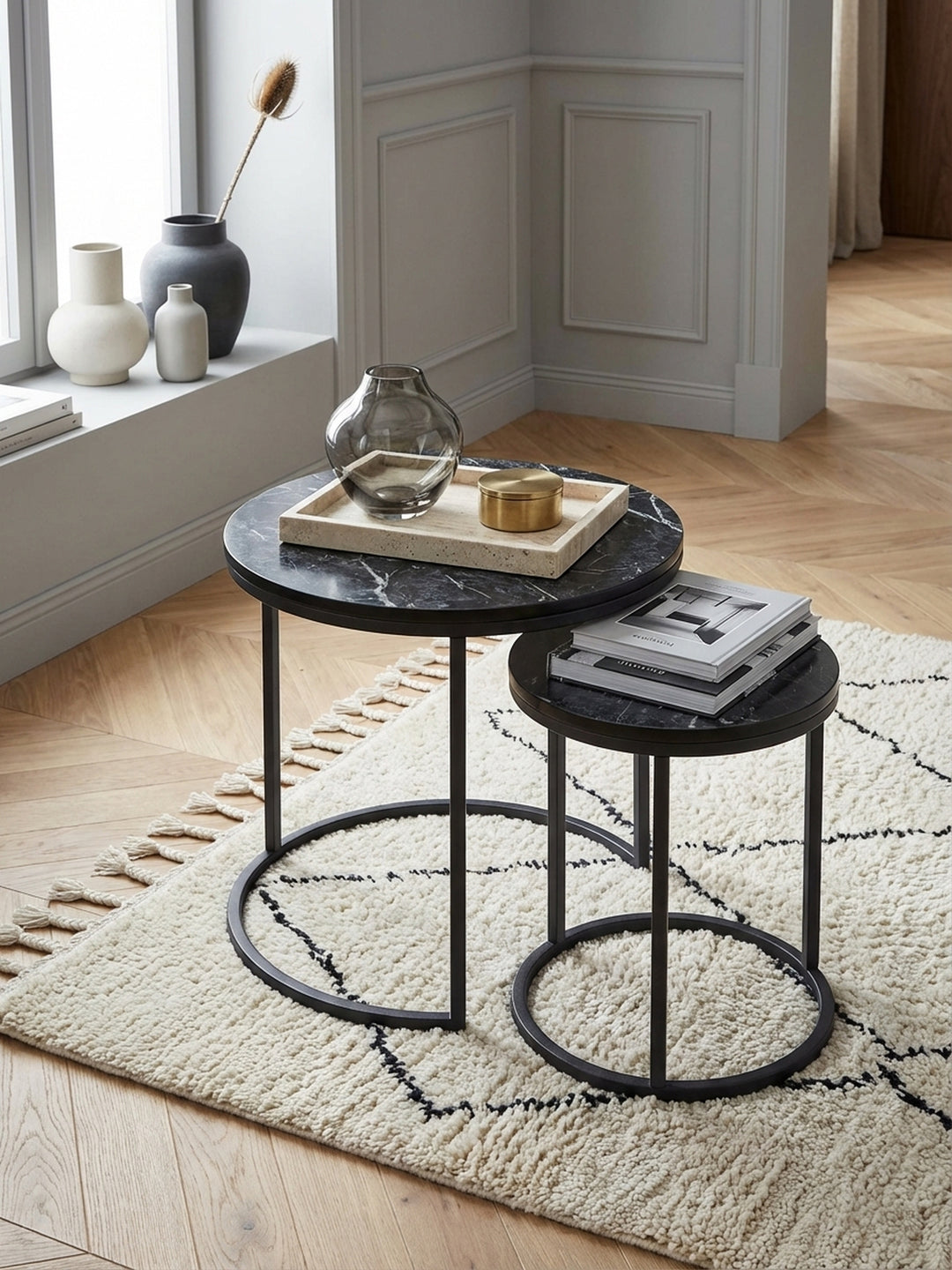 Satztisch 2er Set aus der Vogelperspektive, zeigt die runde Form und wie der kleinere Tisch unter den größeren passt. Perfekt als flexibler Couchtisch für kleine Räume._