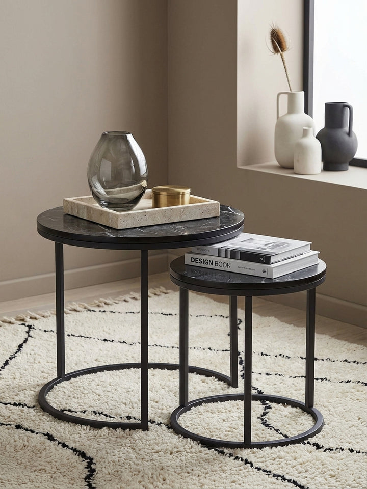 Nahaufnahme der Tischplatte eines Beistelltisches in schwarzer Marmor-Optik mit feinen weißen Adern. Die glatte, pflegeleichte Oberfläche des MDF-Materials ist gut erkennbar._