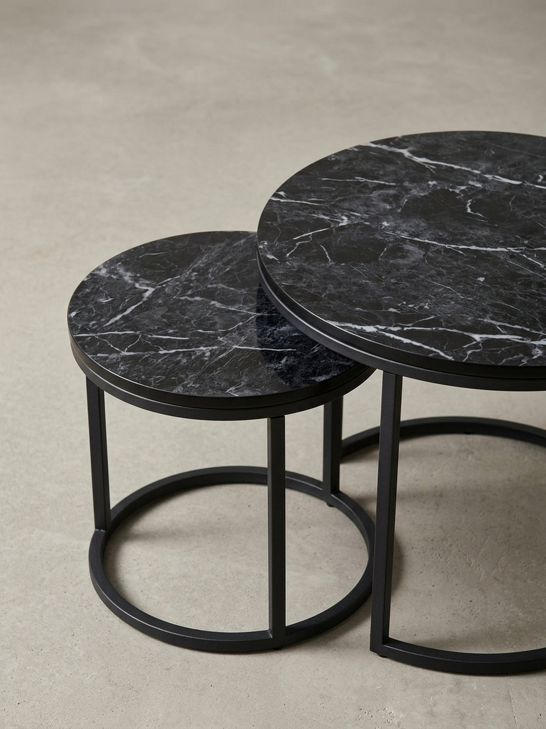 Flexibler Couchtisch 2-teilig aus einer alternativen Perspektive, die das Zusammenspiel der unterschiedlichen Höhen und Durchmesser (50 cm und 35 cm) verdeutlicht._