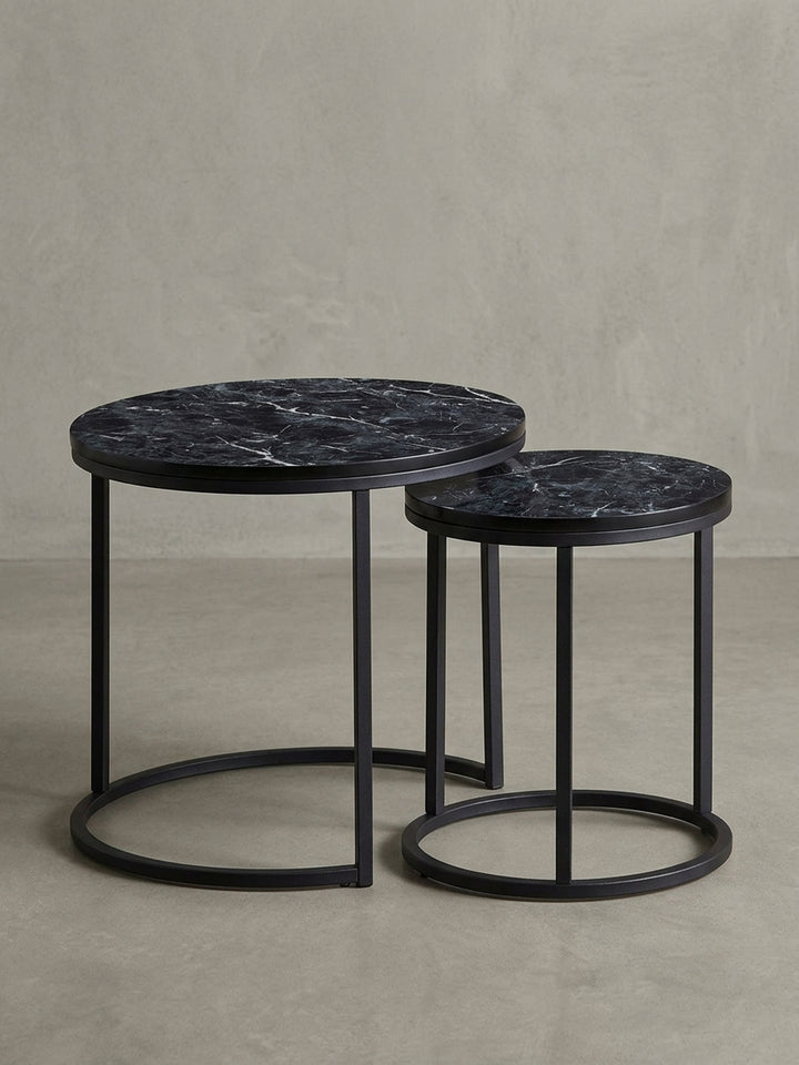 Gesamtansicht des Satztisch-Duos, das die harmonische Kombination aus schwarzer Marmor-Optik und filigranem Metallgestell für ein modernes Wohnambiente präsentiert._