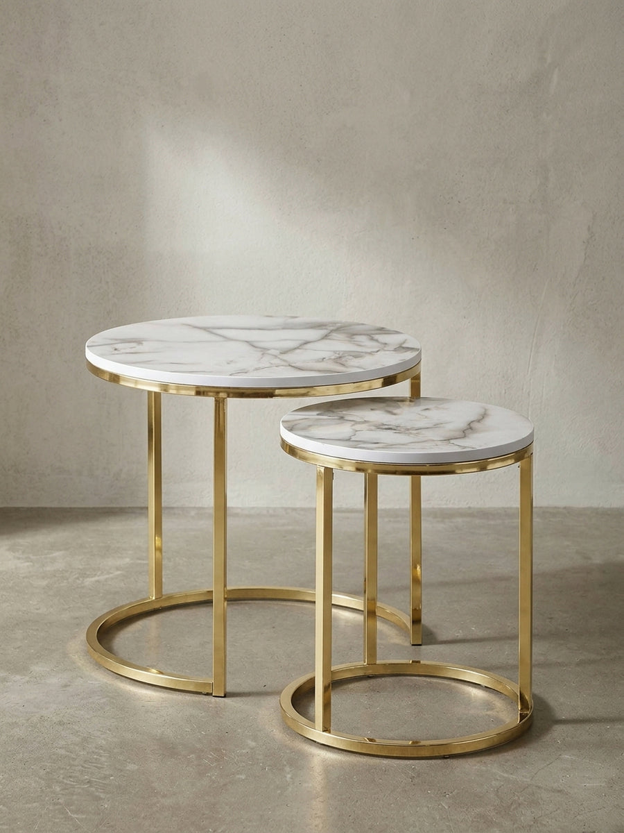 Frontalansicht des zweiteiligen Satztisch-Sets in weißer Marmor-Optik mit glänzenden goldfarbenen Metallbeinen vor neutralem Hintergrund_