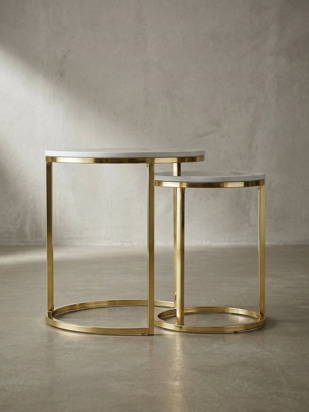 Übersichtliches Design des modernen Couchtisch-Sets in Marmor-Optik, ideal für anspruchsvolle Einrichtungskonzepte mit warmen goldenen Akzenten_