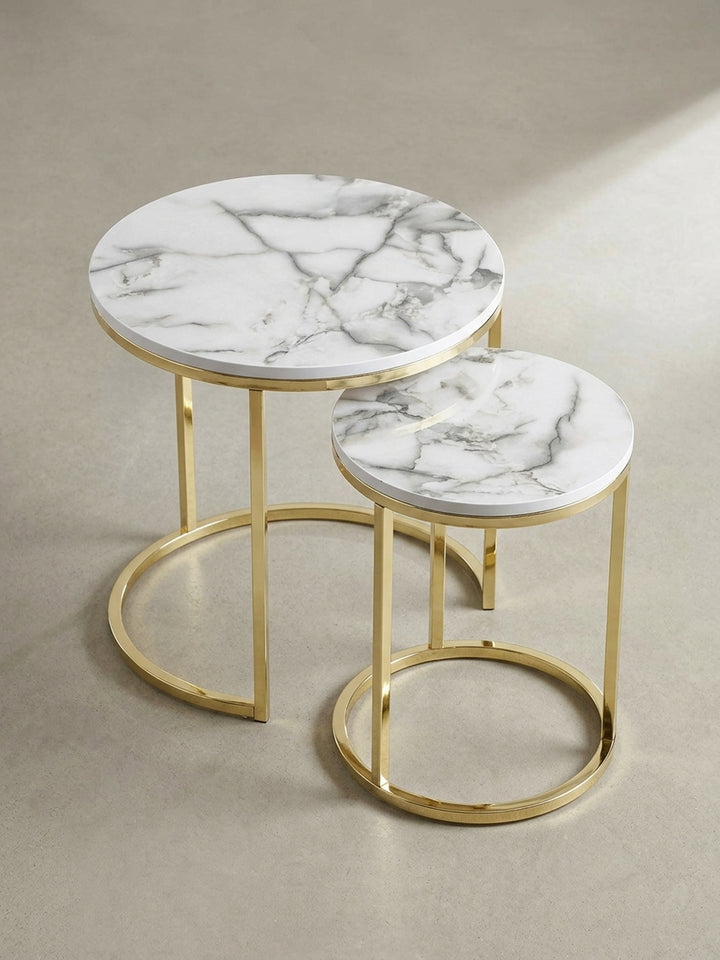 Detailaufnahme der Tischkante des Beistelltischs in eleganter Marmor-Optik mit nahtlosem Übergang zum glänzenden, gold lackierten Metallrahmen_