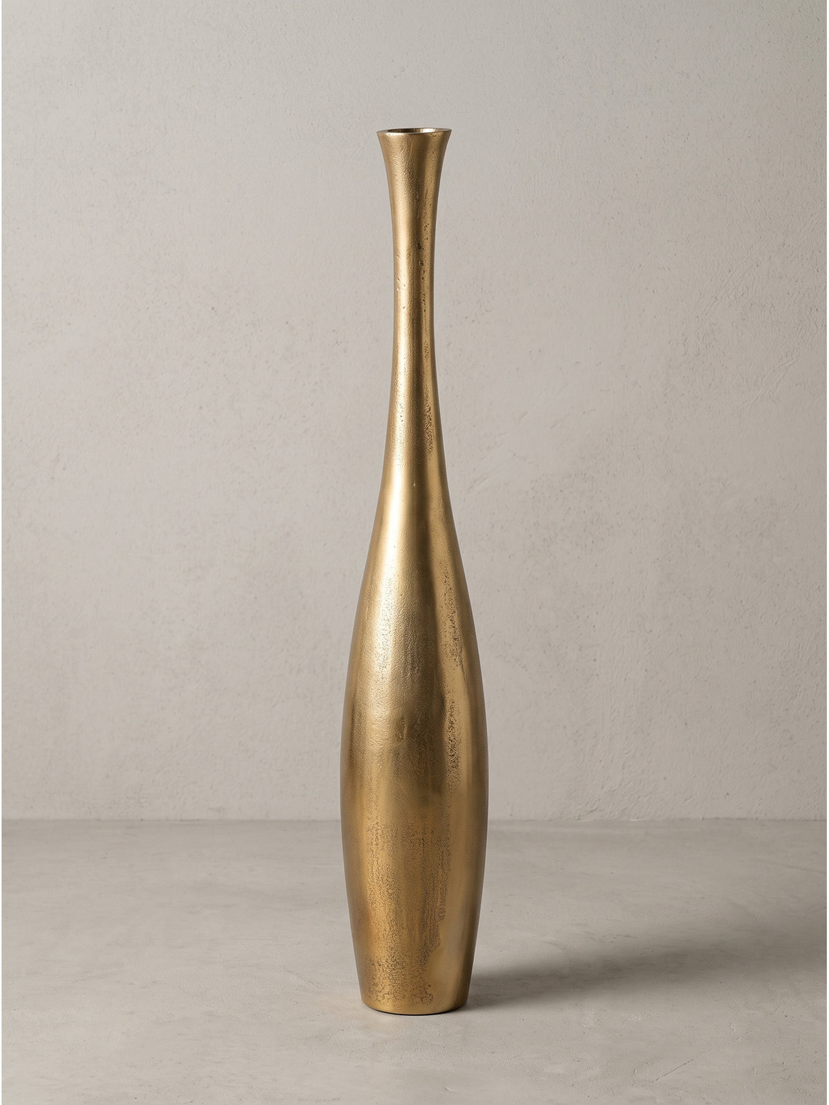 Bodenvase aus massivem Aluminium in Raw-Finish goldfarben für lange Zweige oder Blumen_