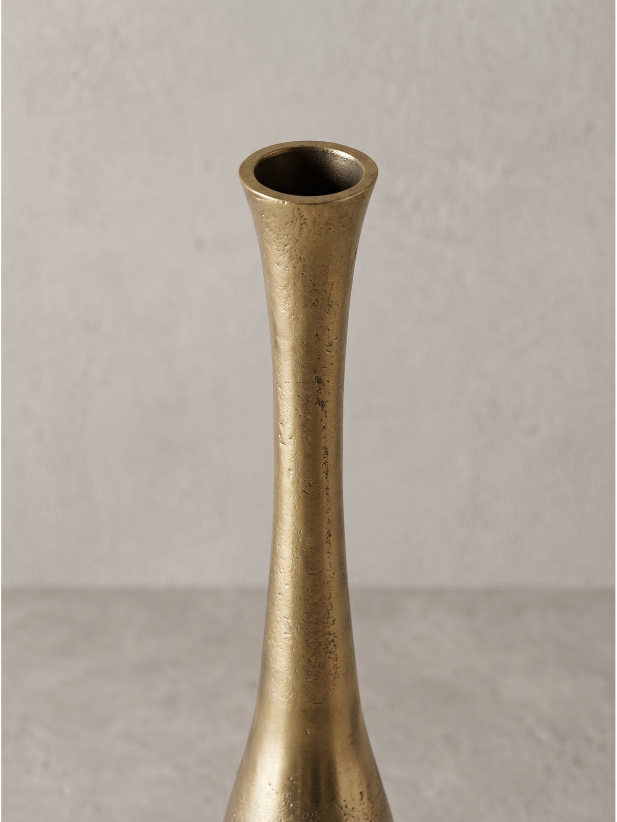Handgefertigte goldene Bodenvase aus Aluminium im minimalistischen Design als Statement-Piece_