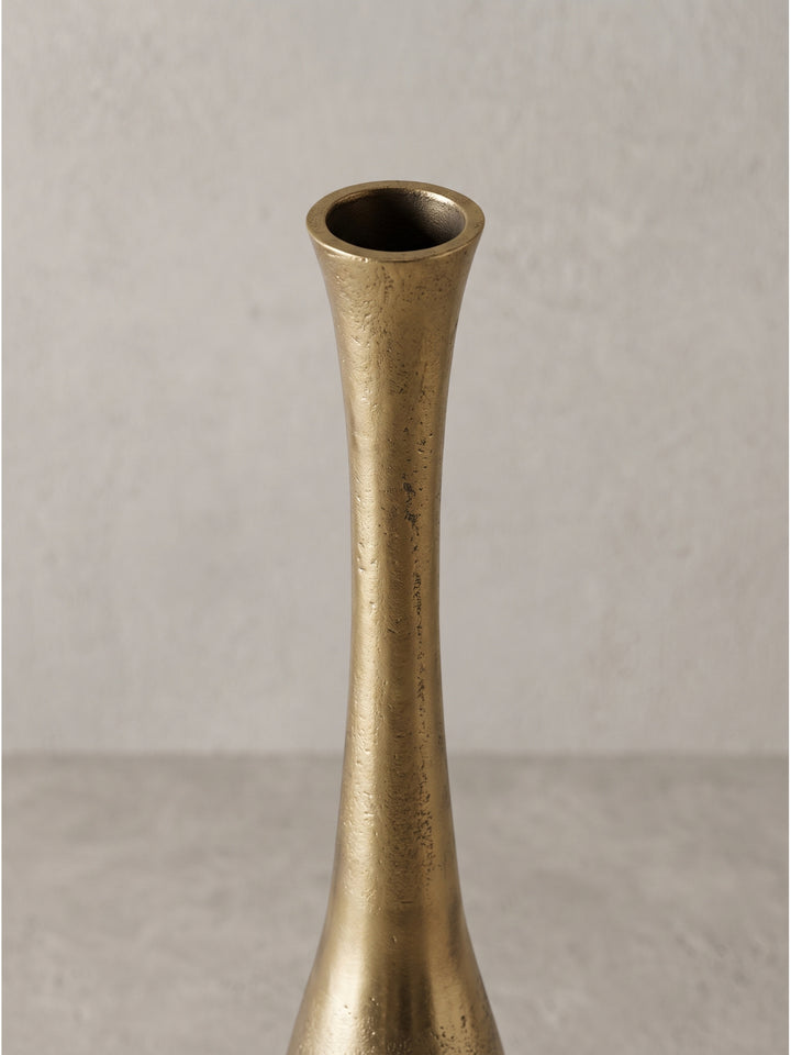 Handgefertigte goldene Bodenvase aus Aluminium im minimalistischen Design als Statement-Piece_