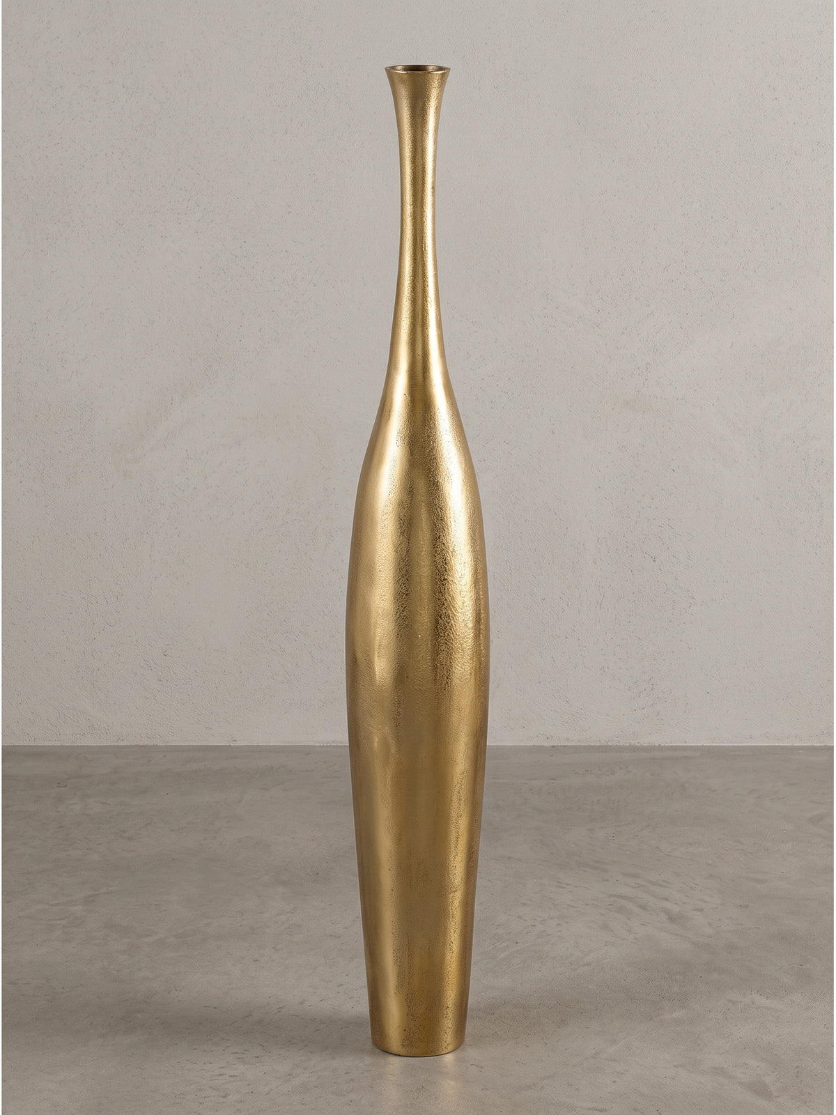 Detailaufnahme der schmalen Öffnung von 6 cm der goldenen Dekovase aus massivem Aluminium_