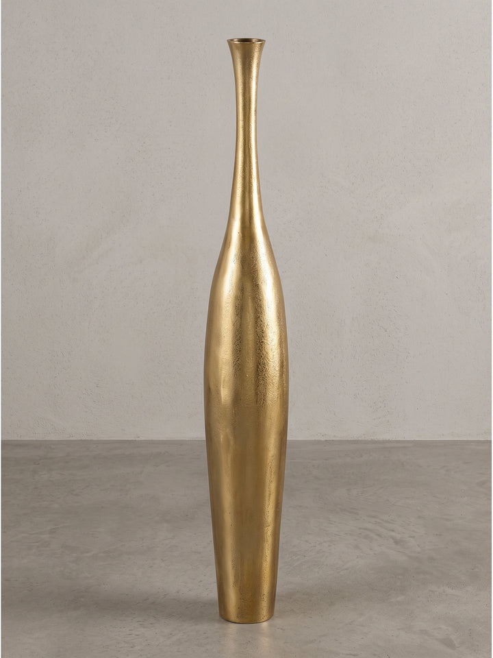 Detailaufnahme der schmalen Öffnung von 6 cm der goldenen Dekovase aus massivem Aluminium_