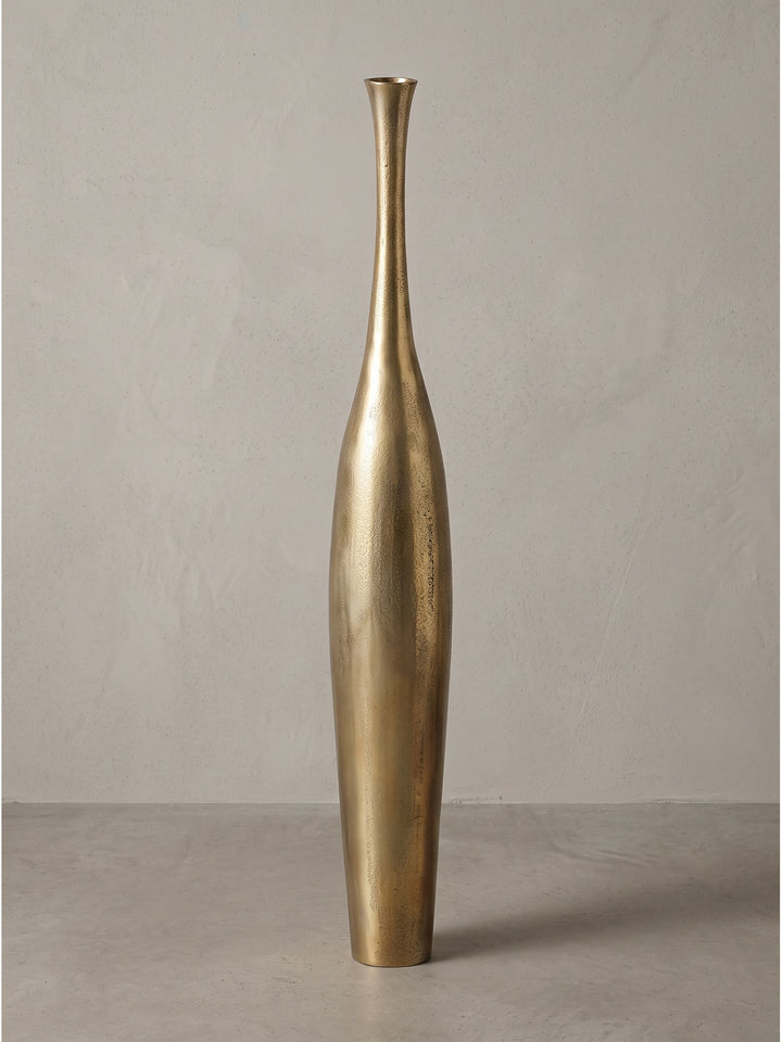 Schlanke Bodenvase Bottle S aus Aluminium goldfarben mit 13x13x75 cm Abmessungen freigestellt auf weißem Fotohintergrund._