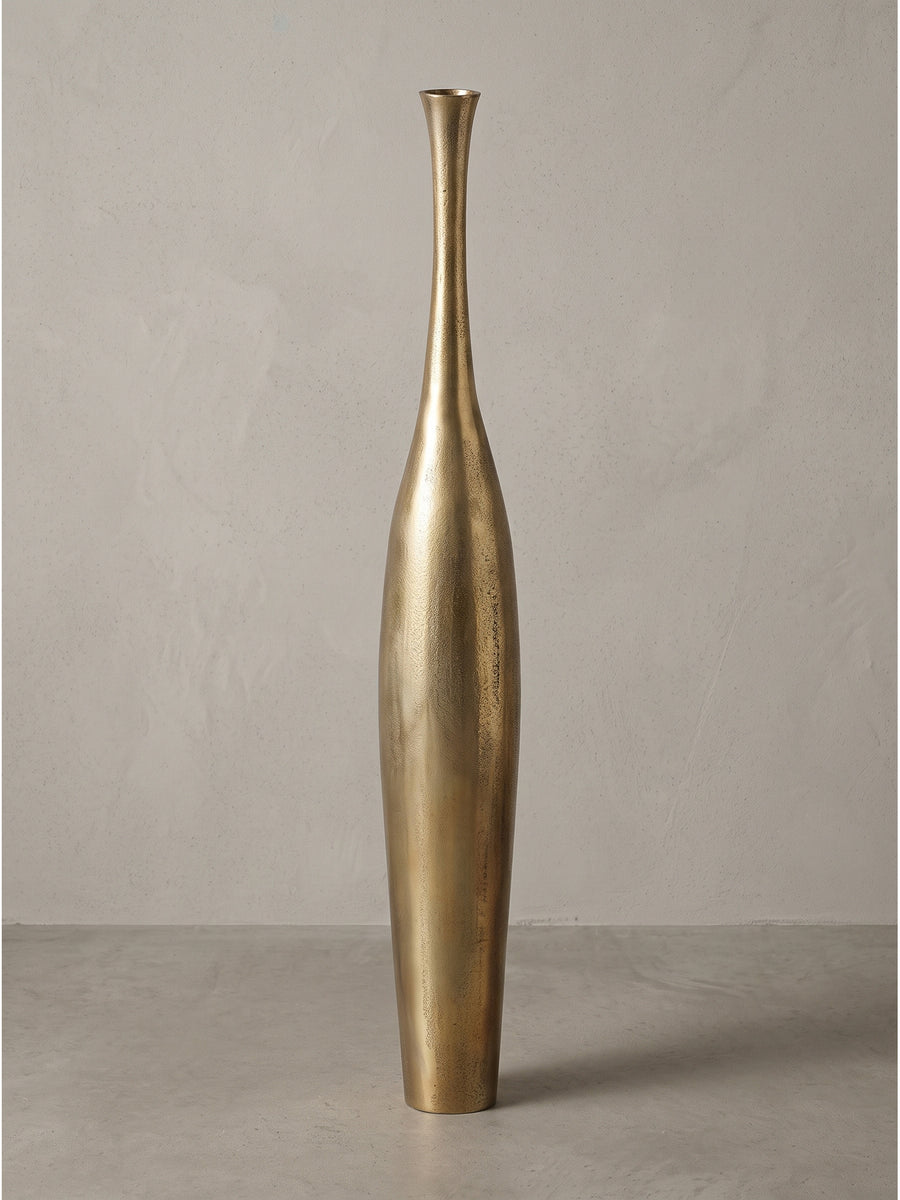 Schlanke Bodenvase Bottle S aus Aluminium goldfarben mit 13x13x75 cm Abmessungen freigestellt auf weißem Fotohintergrund._