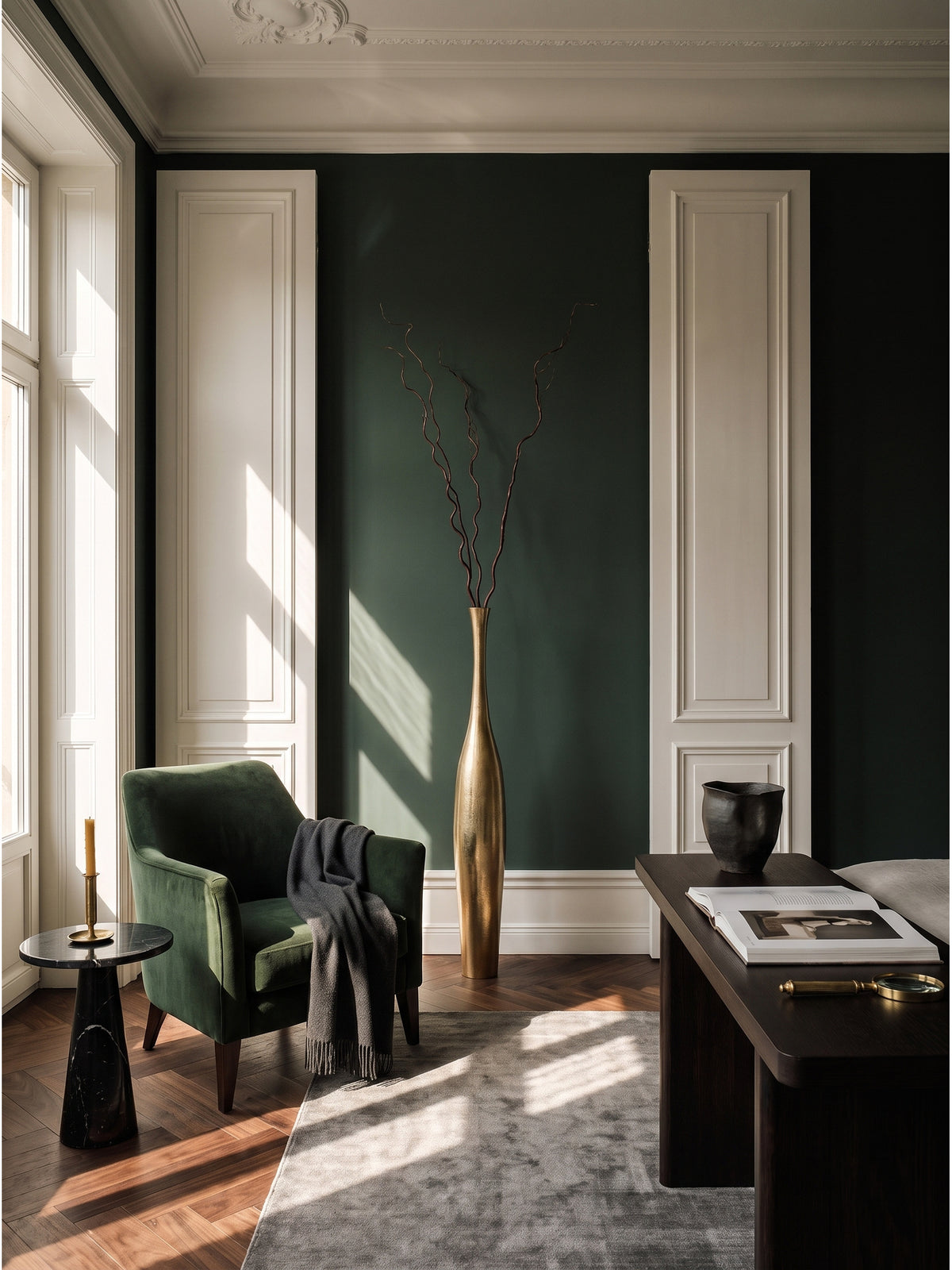 Große goldene Bodenvase aus Aluminium 75 cm im eleganten Art-Deco Wohnzimmer auf dunklem Parkett vor einer smaragdgrünen Wand._