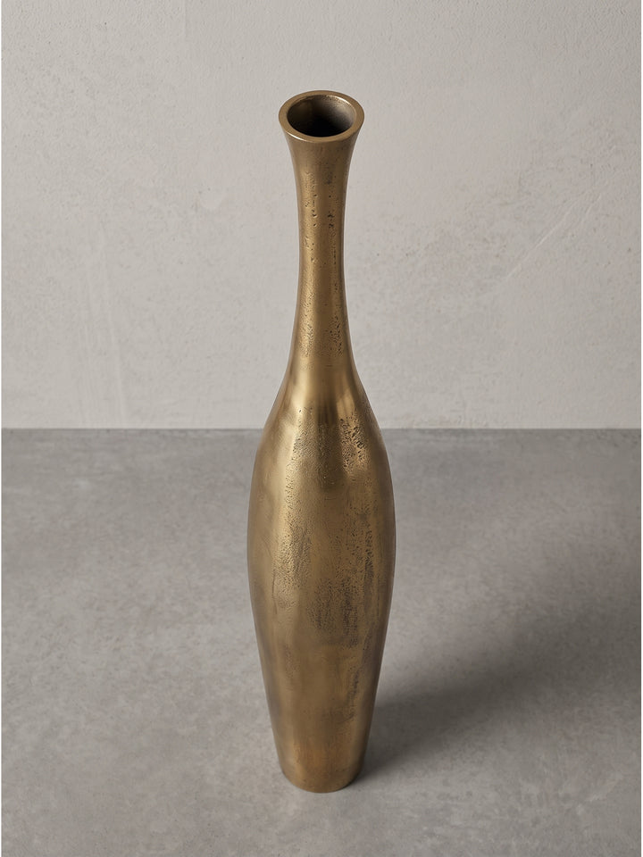 Luxuriöse Dekovase aus Metall in eleganter Tropfenform mit schmaler Öffnung von leicht schräg vorn im hellen Fotostudio porträtiert._