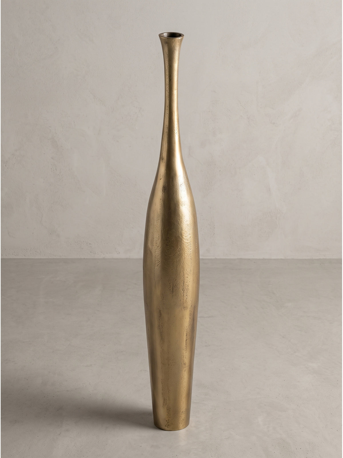 Extravagante schmale Bodenvase aus Aluminium goldfarben lackiert 100 cm hoch freigestellt_