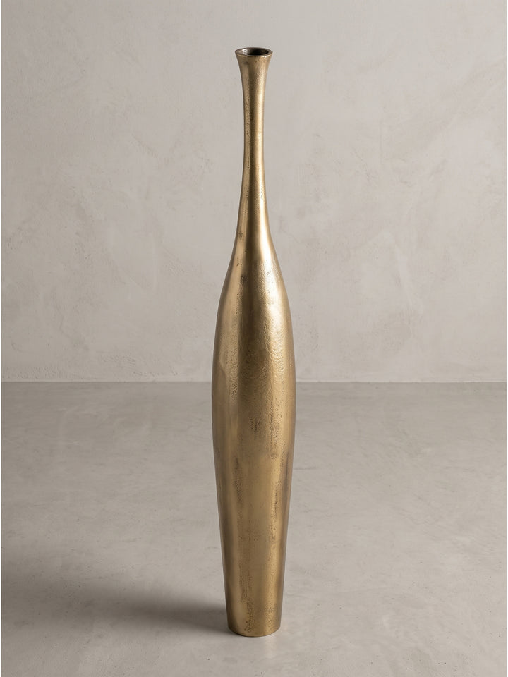 Extravagante schmale Bodenvase aus Aluminium goldfarben lackiert 100 cm hoch freigestellt_