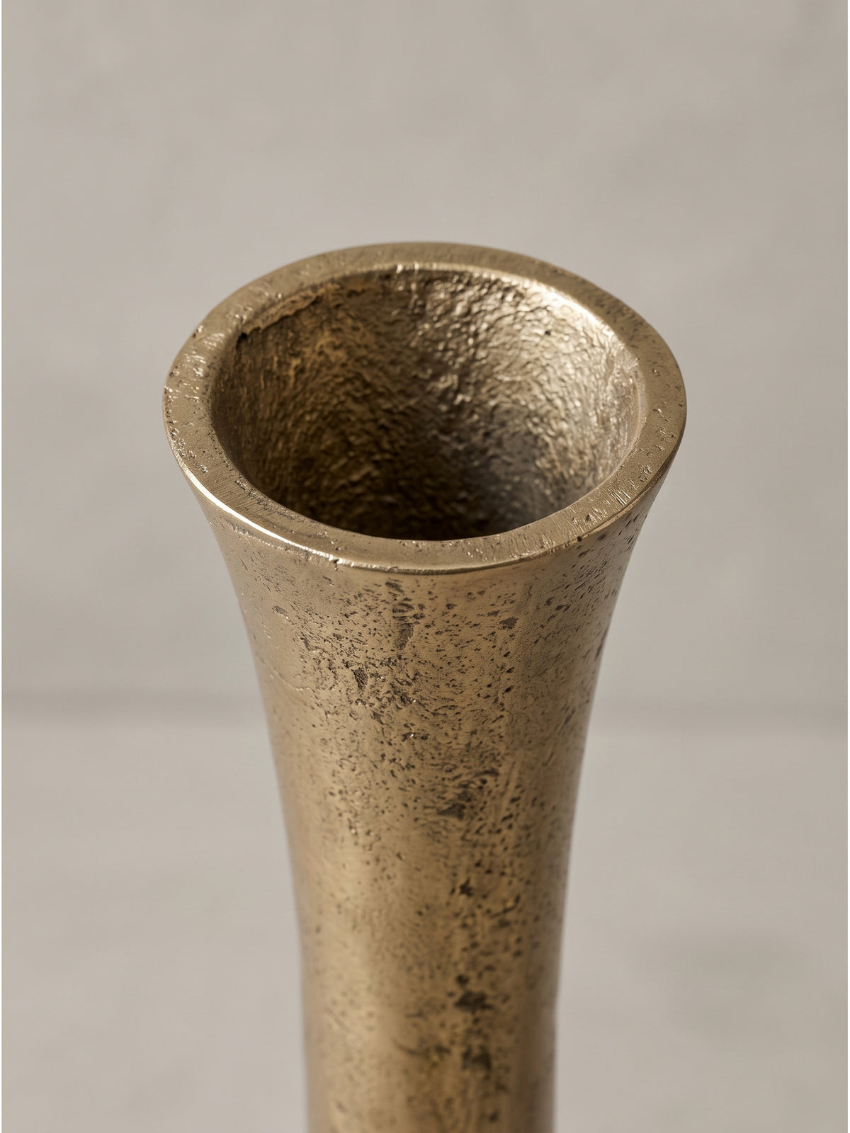 Goldene Wohnzimmer-Bodenvase mit 6 cm großer Öffnung, die sich ideal für einzelne langstielige Blumen oder getrocknete Gräser eignet.