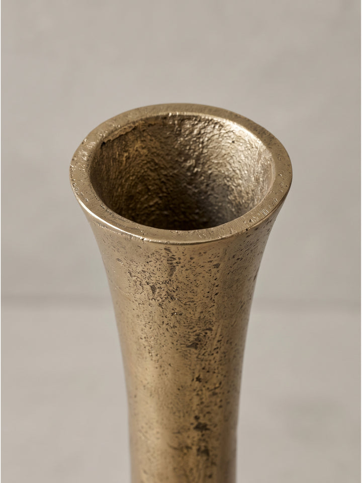Goldene Wohnzimmer-Bodenvase mit 6 cm großer Öffnung, die sich ideal für einzelne langstielige Blumen oder getrocknete Gräser eignet._