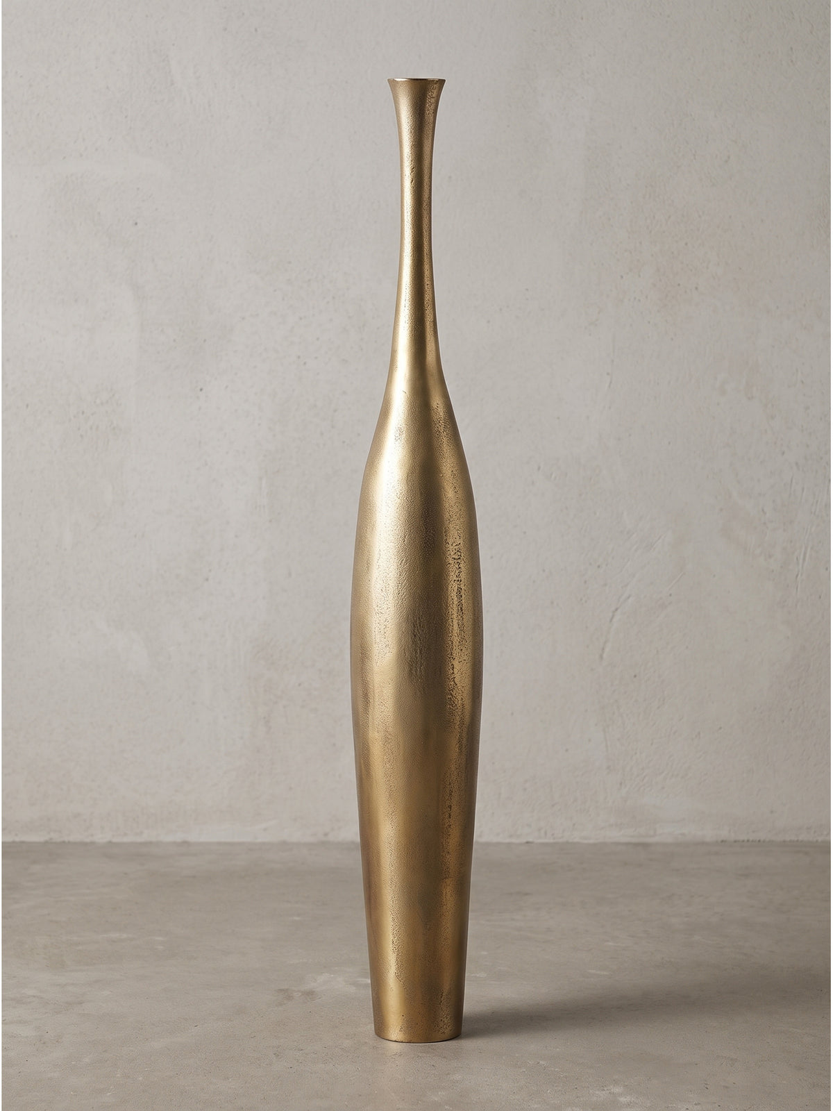 Hohe Aluminium-Blumenvase für das moderne Wohnzimmer mit strukturierter Goldlackierung in seitlicher Detailansicht ohne Blumendekoration.