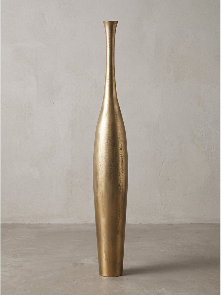 Hohe Aluminium-Blumenvase für das moderne Wohnzimmer mit strukturierter Goldlackierung in seitlicher Detailansicht ohne Blumendekoration._